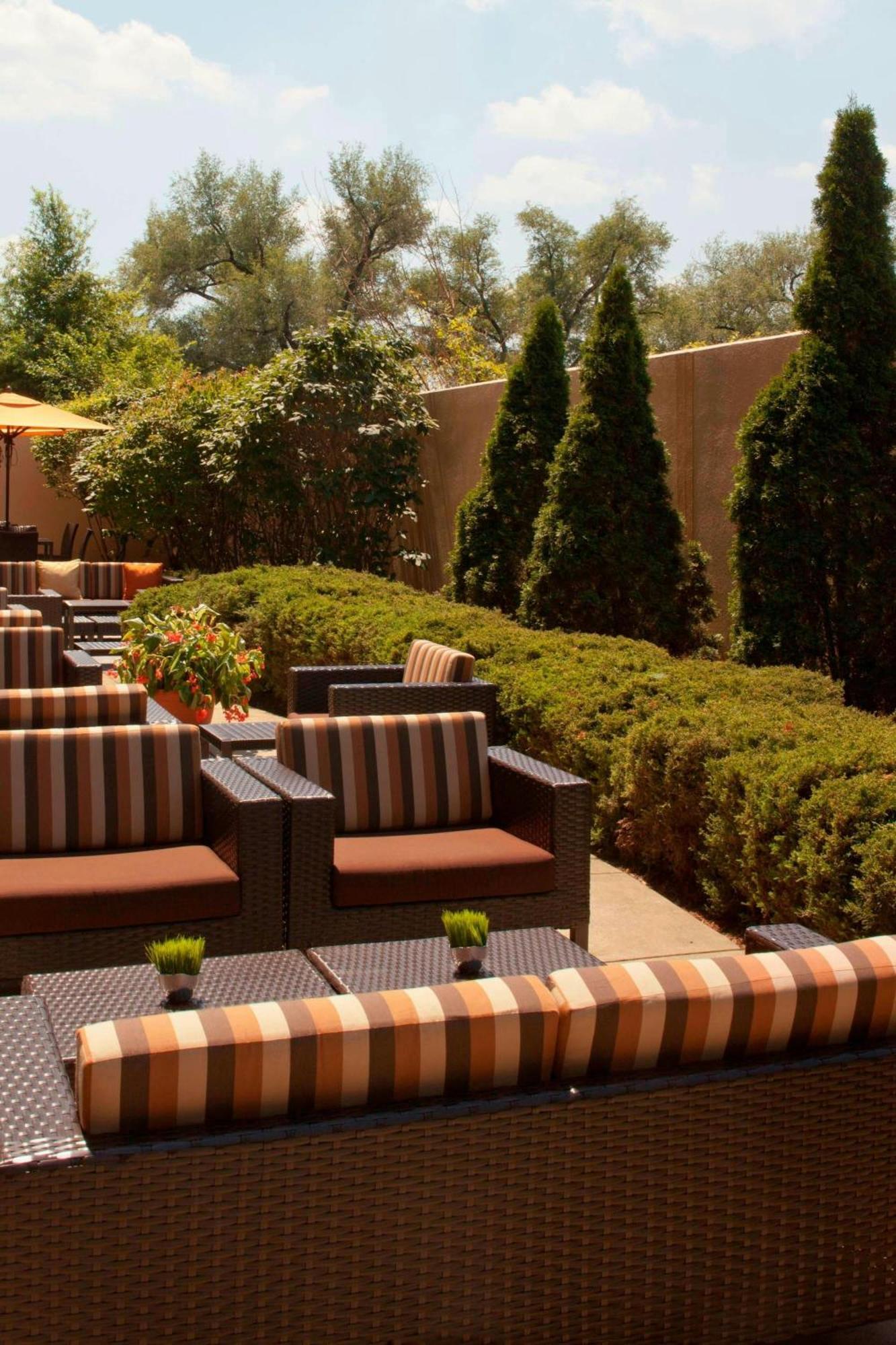 Courtyard Louisville Airport Buitenkant foto